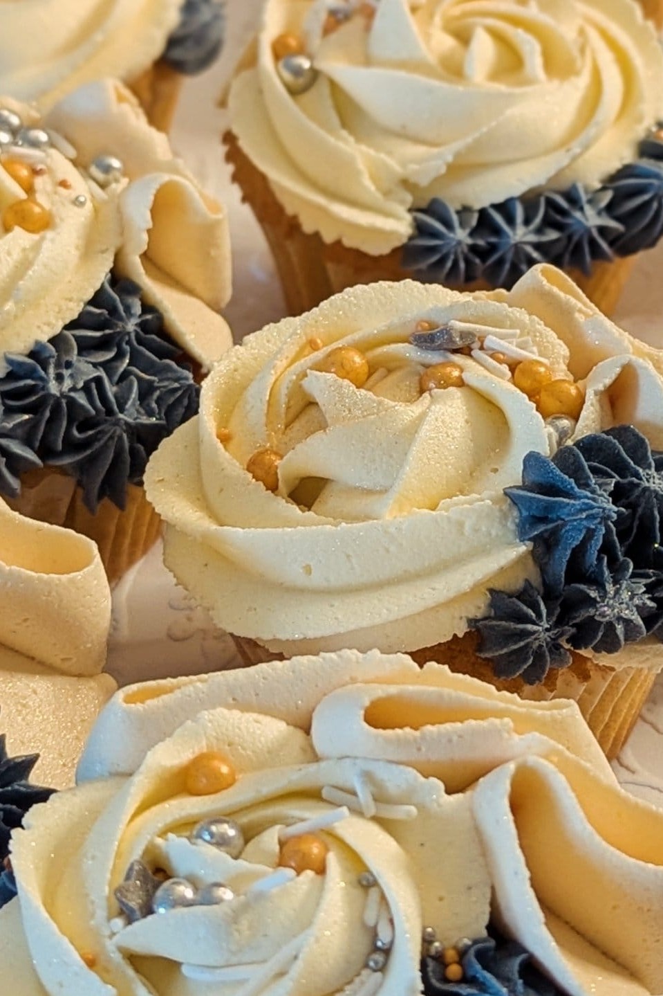 cupcakeswhiteblue3-tall